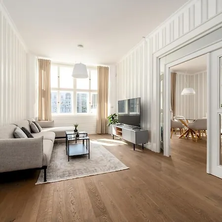 Golden Riverside Apartment *